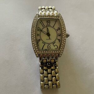 AVON Quartz Crystal Rhinestone Silver Tone Link Bezel Watch – Classic Style